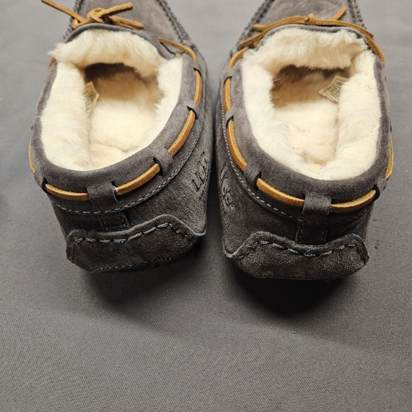 UGG Dakota Moccasins Sheepskin Slippers Women’s Size 8 / EUR 6.5 - Picture 4 of 8
